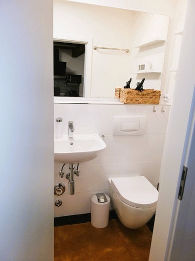 Appartement entièrement équipé, terrasse, jardin, place de stationnement – Badezimmer m Einrichtungsbeisp