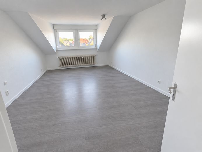 Frisch renovierte 3-Zimmer-Dachgeschosswohnung mit Garage – Wohnzimmer