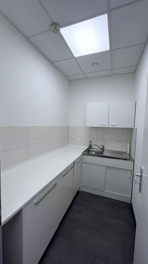 Moderne Büroeinheit mit 3 hellen Räumen unweit Spandauer Arcaden – Teeküche