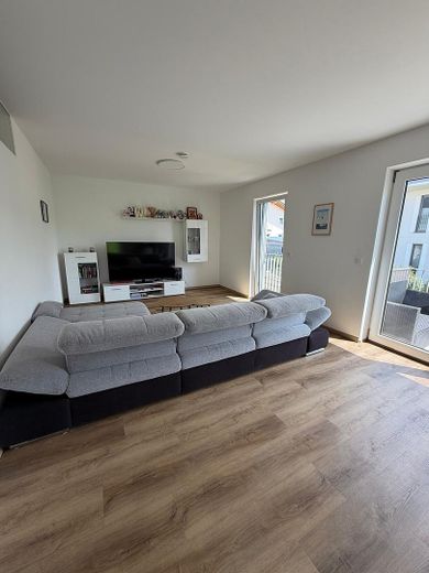 Wunderschöne 3,5-Zimmer-OG-Neubauwohnung in Randlage in Heldenstein – Wohnen/Küche/Essen