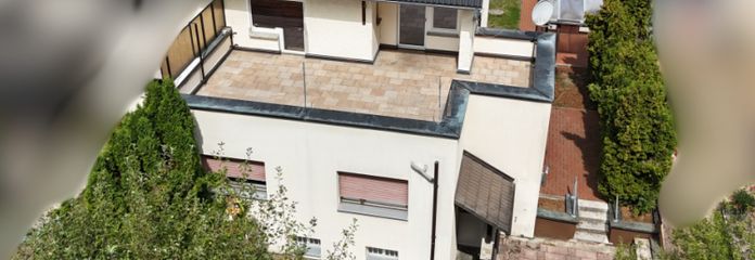 Vielseitiges Zweifamilienhaus mit Dachterrasse, großem Garten, Nebengebäude und 4 Stellplätzen