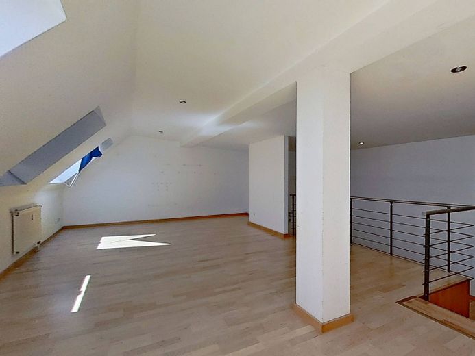 Warmes Nest, kalte Ersparnis - 1 KALTMIETE GESCHENKT: Große 3-Zimmer-Dachgeschosswohnung mit EBK und intelligentem Grundriss im historischen Breitenweg – Ansicht II: Wohn- und Esszimm…