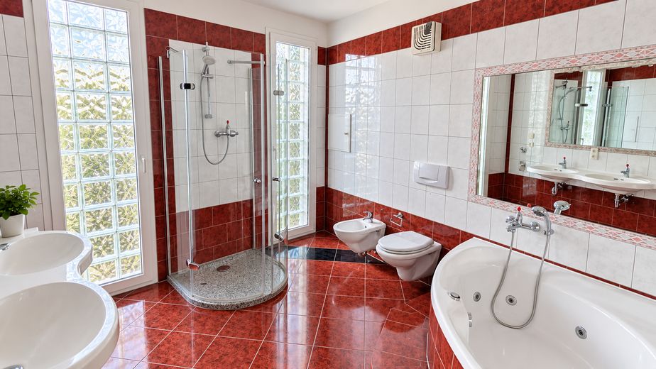Villa Balustrada, Weiße Elster Nehri kıyısında su parseli, çatı katı dairesi, 2x banyo, granit, gömme ayna, klima – Badezimmer