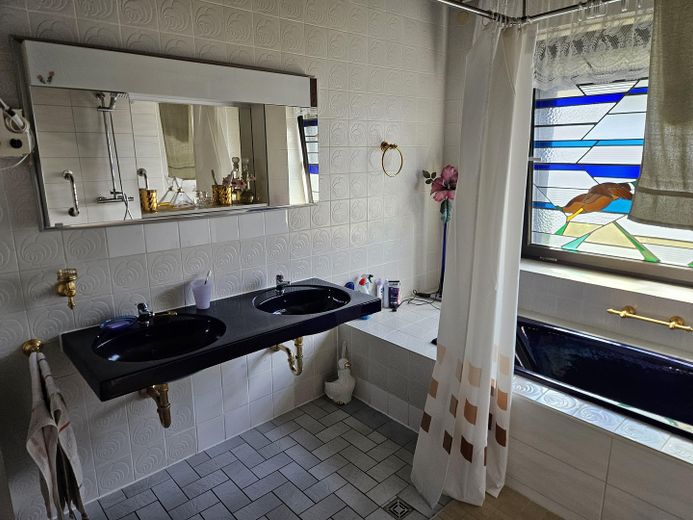 großes Badezimmer
