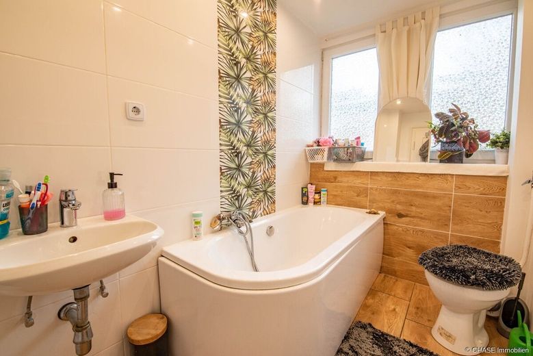 Einzigartiges Einfamilienhaus in angenehmer Hanglage mit Pool &amp; großem Grundstück - in Eschershausen – DG - Badezimmer