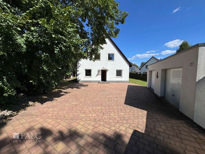 Seltenes EFH-Angebot in Biesdorf: Bj. 2015, Indoor-Pool, Sauna, PV-Speicher - jetzt 675.000 EUR – Außenansicht