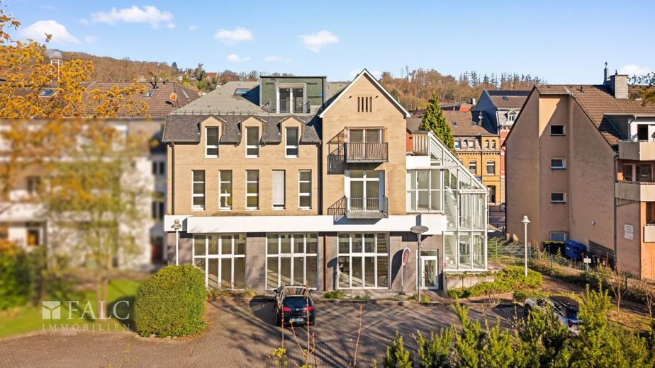 Velbert-Langenberg: Kernsaniertes Mehrfamilienhaus im ehem. Bankgebäude, leer &amp; aufgeteilt nach WEG – Hofansicht