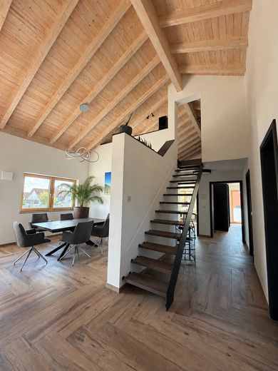 Hochwertige Neubauwohnung mit großzügiger Galerie in ZFH (möbliert) – Eingang