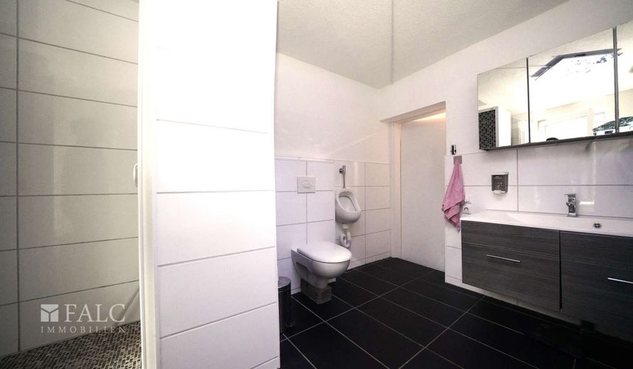 Ein Haus - 3 Etagen - Vielseitig Nutzbar... und das zu einem unschlagbaren Preis! - FALC Immobilien – Badezimmer OG