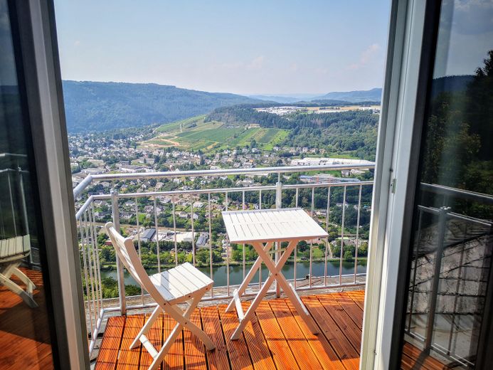 Alojamiento Moselsteig: 6 apartamentos vacacionales, cafetería y vivienda del operador con vistas al Mosela – Apartment mit Balkon