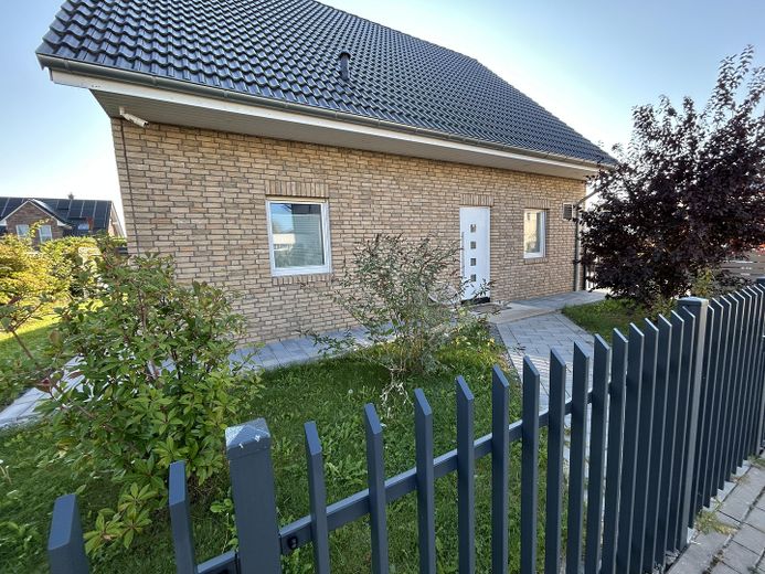 Modern tek ailelik ev, geniş bahçeli – Straßenansicht