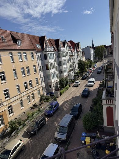 gern an WG`s, Charmante Altbauwohnung mit 2 Balkonen, 3–4 Zimmer, EBK, Bad mit Badewanne – Blick in die Strasse