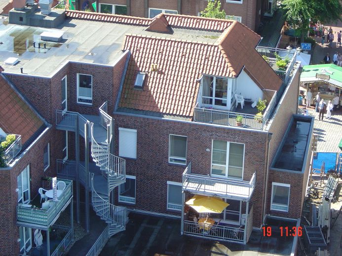 Balkon mit gelbem Sonnenschirm