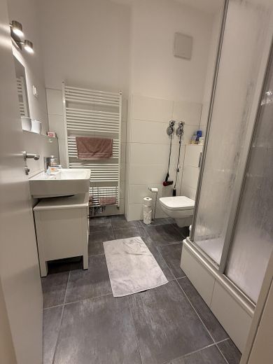 Luxury Penthouse Maisonette with Private Rooftop Terrace & Spectacular 360° Berlin Skyline Views – Bathroom (5th floor)