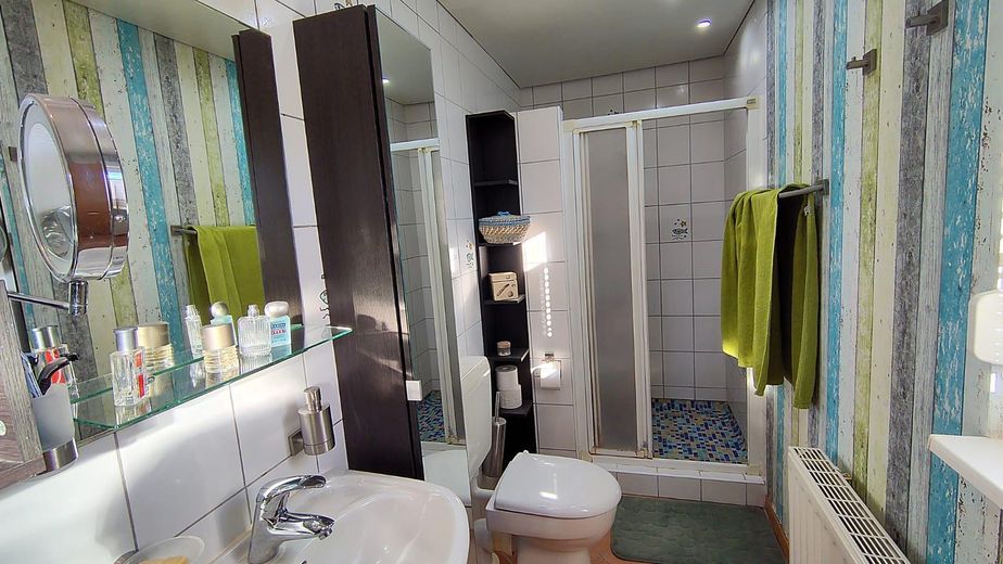 Bad m. geräumiger Dusche unten