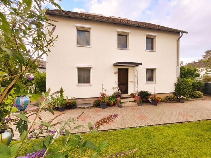 Freistehendes Zweifamilienhaus in Rumpenheim 7,5 Zimmer, 3 Bäder, gr. Garten, Garage, Ausbau möglich – Haus Seite Eingang