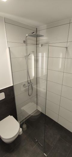 Top modernisierte 2-Zimmer-Wohnung mit Balkon und Tiefgaragen-Stellplatz an der Grenze zu HH – Badezimmer