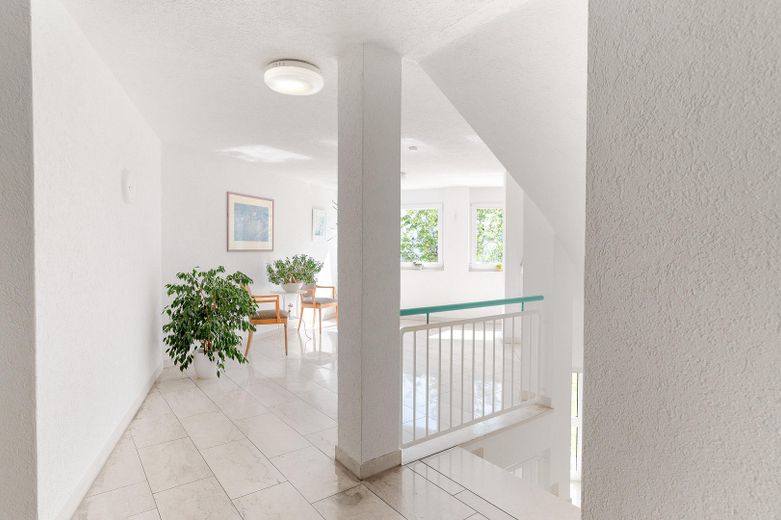 Maisonette mit großer Süd-West-Terrasse + Balkon, Solar, 2 Badern & 2 TG-Plätzen – Parknähe – Hausempfang