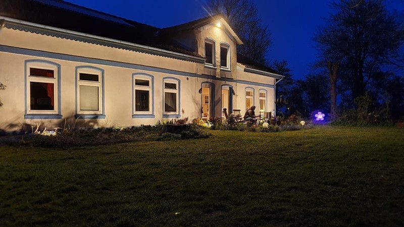 Traumhafter Resthof in absoluter Alleinlage direkt hinterm Eiderdeich mit eigenem Leuchtturm! – Außenansicht Betreiber Haus 2
