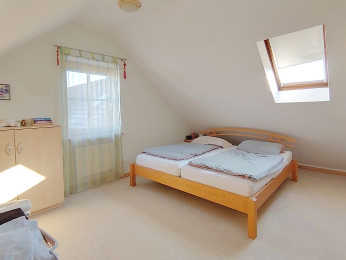 Avis aux investisseurs : duplex habité et meublé de 4 pièces avec cuisine, salle de bains et WC supplémentaires, dans un quartier calme proche du centre – Schlafzimmer oben