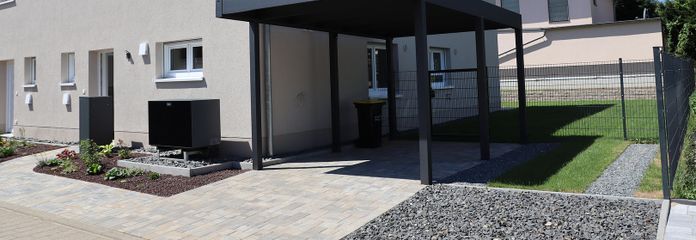 Vorderseite mit Carport