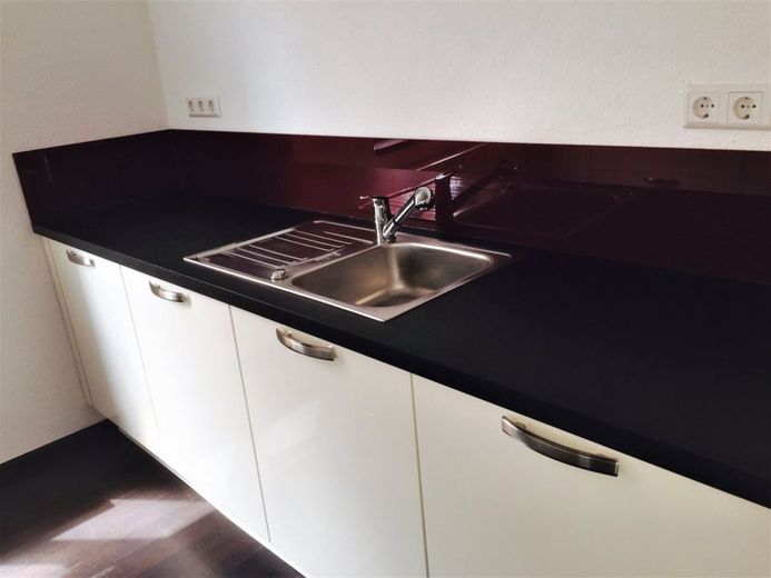 Exklusive, moderne Wohnung mit Dachterrasse offener Küche, Kamin und Stellplatz – Küche 2