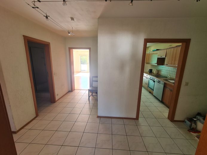 Helle 4-Zimmer-Wohnung mit Balkon & Einbauküche in Stutensee – Flur