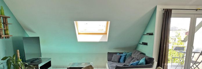Bellissimo e luminoso appartamento mansardato di 2 locali con balcone e posto auto in posizione privilegiata a Schwalbach – Wohn-Essbereich mit Balkon