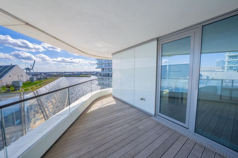 Designwohnung im Marco Polo Tower – mit Blick auf das Wendebecken des Hafens – Süd- und Ostterrasse