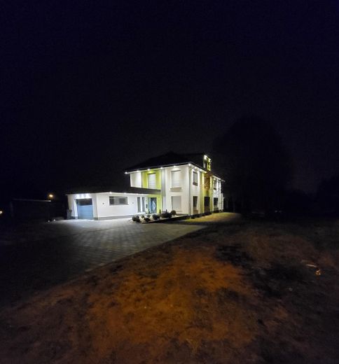 Moderne Luxusvilla: 432 m² Wohnfläche, PV-Anlage, Wärmepumpe & Sauna – Hausansicht Nacht