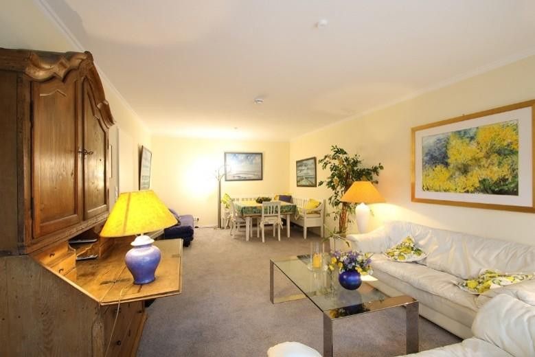 Tutzing - geräumige 2-Zi-Wohnung am See – Wohnzimmer