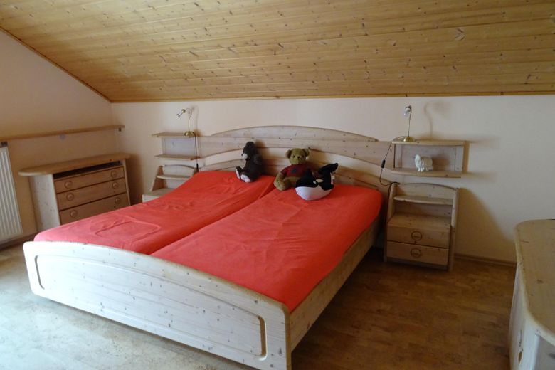 Besondere DHH - grosser Grund - 2 Garagen – schlafen