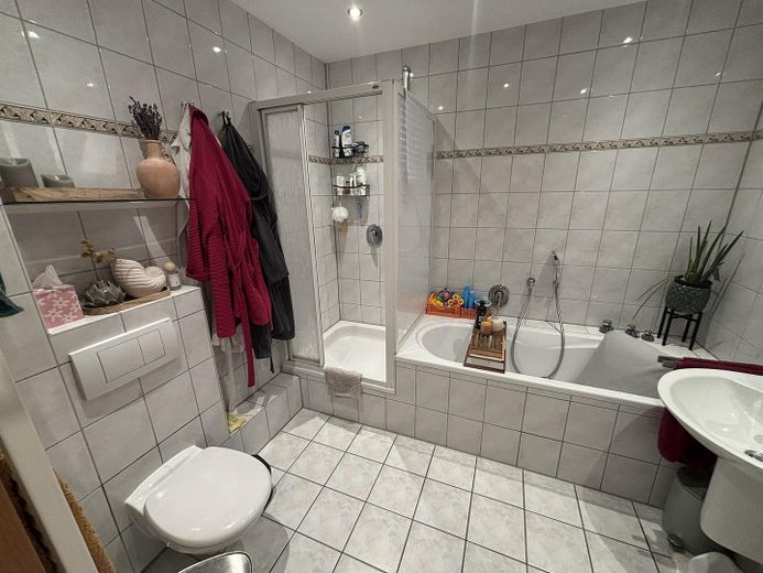 Attraktive 3-Zimmer-Dachgeschosswohnung mit Balkon in guter Lage von Elz – Bad