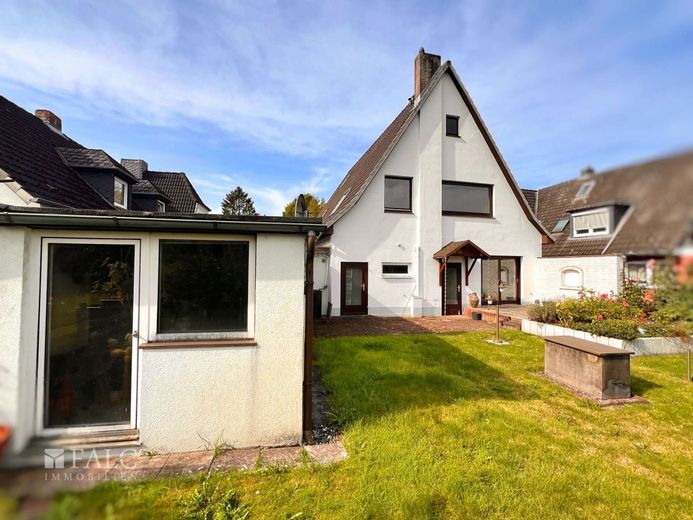 ***Wohnen in bester Lage - Geräumiges Einfamilienhaus mit großzügigen Garten*** – Ansicht_hinten