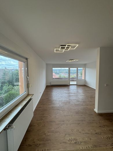 Lichtdurchflutetes Wohnzimmer
