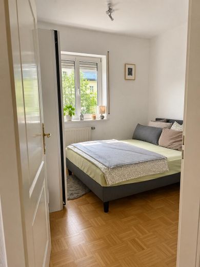 Attraktive 2-Zimmer-Wohnung in gepflegtem mediterranen 6-Familien-Haus – Schlafzimmer Teilansicht