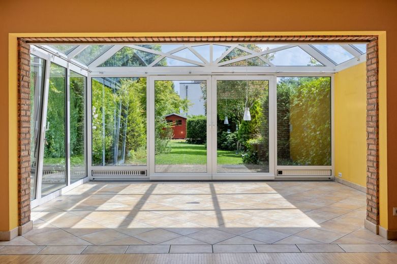 Königsdorf:  DHH mit 146 m², Wintergarten, Keller, Garage &amp; Traumgarten / Dach &amp; Fenster saniert! – Blick vom Wintergarten in den Garten