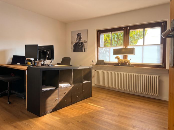 Architektur trifft Privatsphäre – besonderes Einfamilienhaus mit Pool, Sauna und Garten im Grünen – Arbeitszimmer