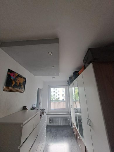 Appartamento di 2 locali con balcone esposto a sud-est nel Vorderen Westen vicino a Bebelplatz – Schlafzimmer