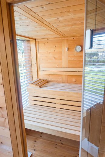 Sauna mit bodentiefem Fenster