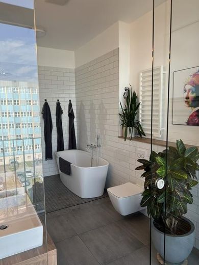 Viel Platz für den Alltag in dieser modernisierten 4-Zimmer-Loftwohnung in Lichtenberg – Vollbad