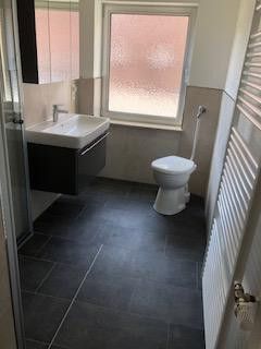 Helle 1 Zimmer, Küche, Dusche/WC Wohnung – WC