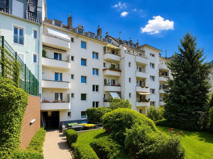 Kölner Südstadt: Günstig unter Marktwert kaufen & gewaltiges Mietsteigerungspotenzial sichern! – Rückansicht Wormserstr. 47ff