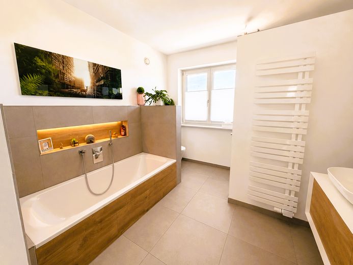 Esclusiva casa unifamiliare KFW 40+ con appartamento indipendente e ampio giardino – Bad en Suite