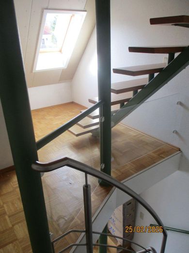 Freistehendes 3-Familien Haus in ruhiger Lage – Flur - Treppe DG