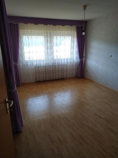 Vielseitig nutzbares Zweifamilienhaus mit unverbaubarer Aussicht – Schlafzimmer Untergeschoß