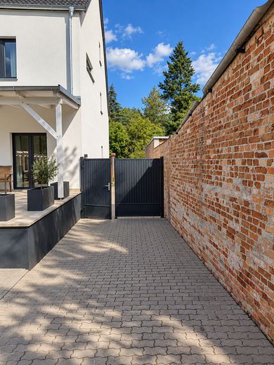 Entrate e sentitevi a casa: villetta a schiera modernizzata con finiture di pregio, giardino, terrazza e 2 garage – Einfahrt