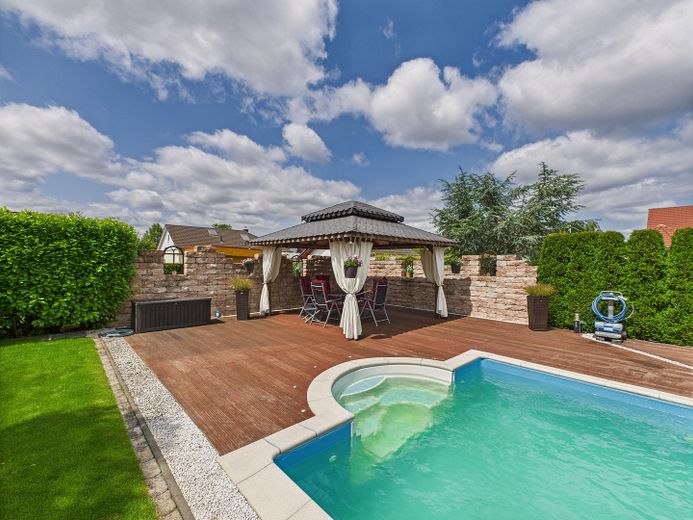 Pool und Poolterrasse