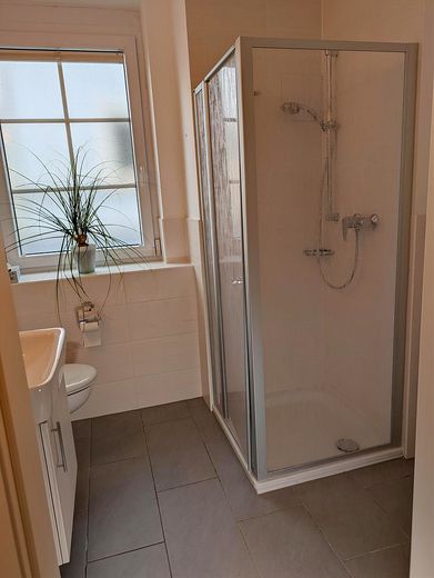 Exclusive 3-Zimmer-Etagenwohnung in Bestlage - Komfortabel, barrierefrei, Lift & ideal für Paare – Gästebad