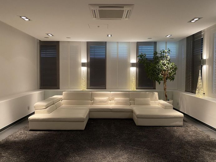 Esclusivo appartamento di 6 locali, 304 mq/KB/Garage/Terrazza/Giardino – Wohnzimmer